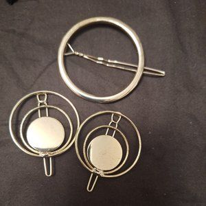 HAIR CLIPS AND PEARL NECKLACE.